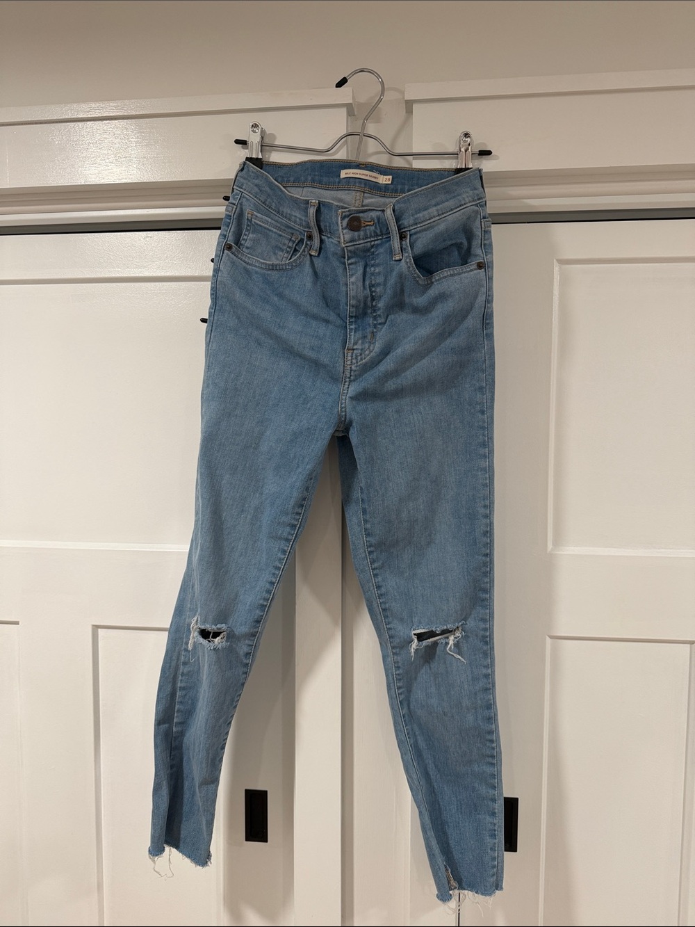 Levi's Women's Light Blue Skinny Jeans with Knee Distress
